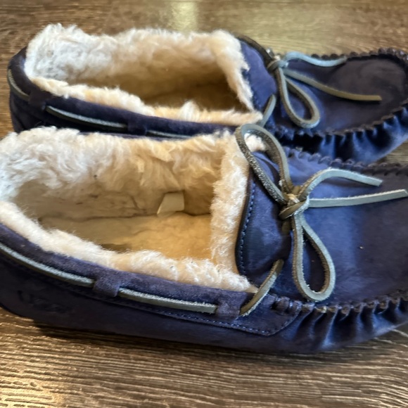 UGG Australia Dakota Moccasins - Picture 5 of 9